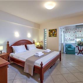 4 bedroom villa with pool close to beach on Akrotiri peninsula, sleeps 8